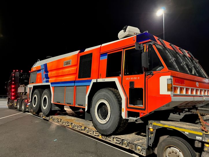 Das GFLF 60/80 - 8 (Großflugfeldlöschfahrzeug), Simba 6x6 der Firma Rosenbauer.