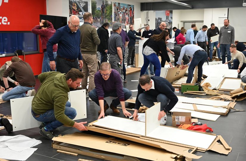 Führungskräfte der evm-Gruppe montierten 20 Kleiderschränke, die Kindern und Jugendlichen in mehreren Wohngruppen zugutekommen.