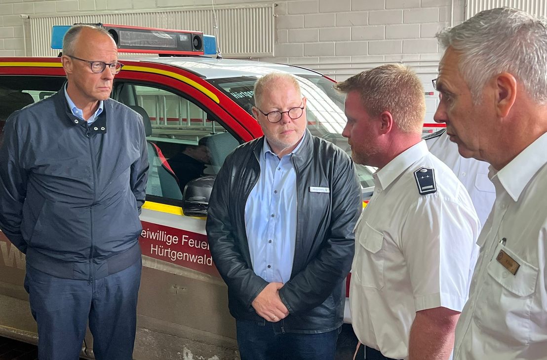 Der Bundeskanzler im Gespräch mit den Einsatzleitern der Hürtgenwalder Feuerwehr.