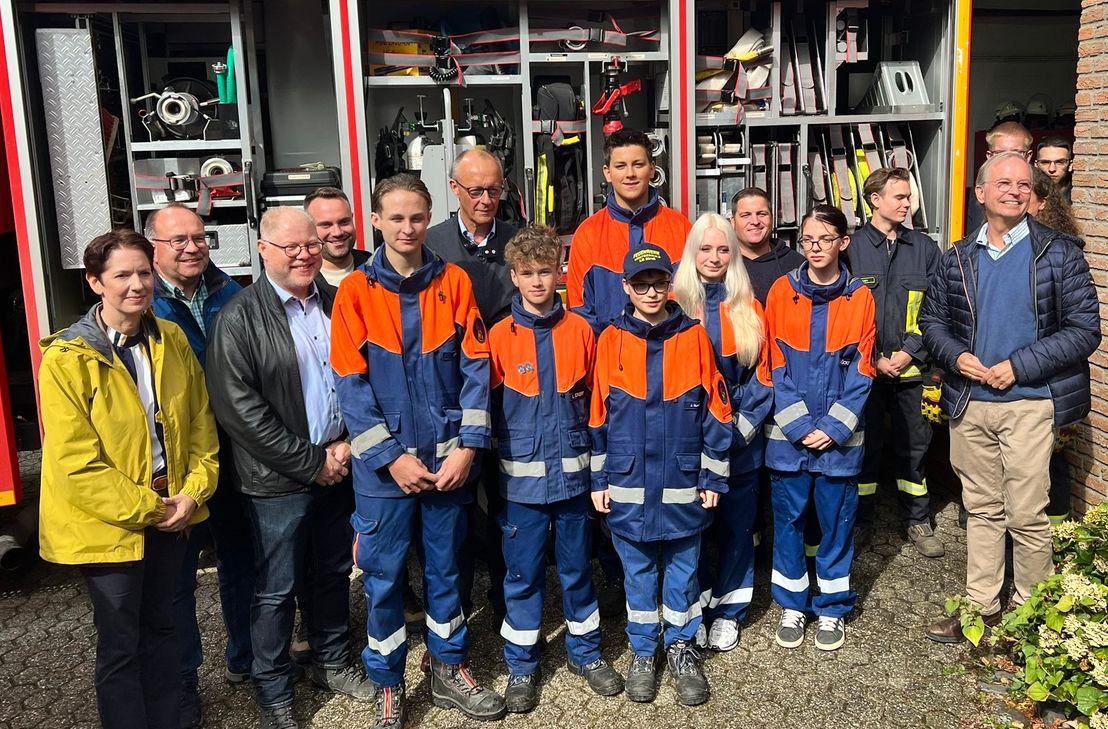 Die Jugendfeuerwehr im Austausch mit dem prominenten Besuch.