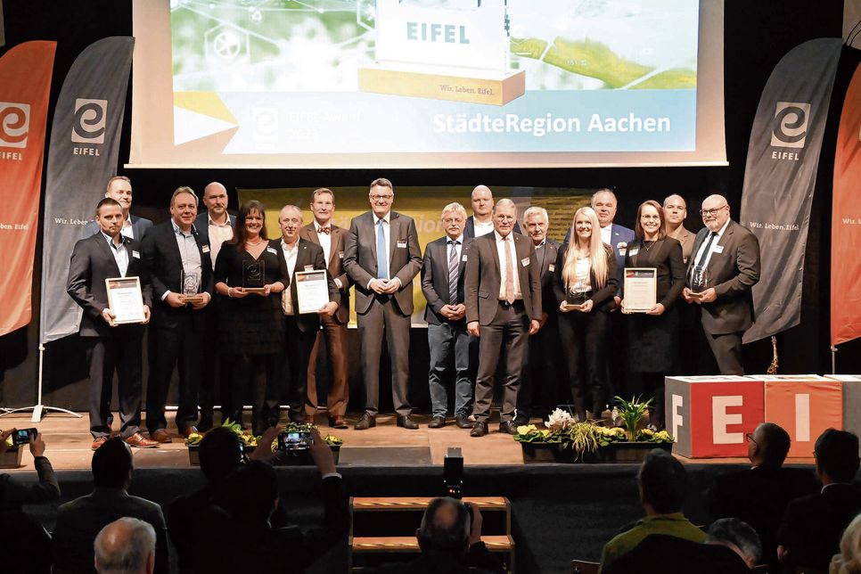 Die Preisträger des »Eifel Award 2023« aus der Städteregion Aachen mit dem Präsidium der Zukunftsinitiative Eifel.