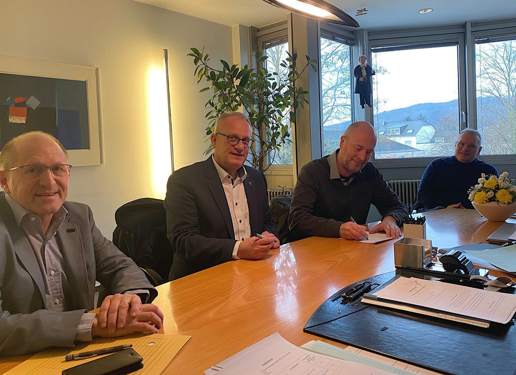 Bürgermeister Holstein (2.v.l.) und Christian Reinert (2.v.r.) unterzeichnen im Beisein von Arndt Müller, Vorstand der SWT AöR (r.), und Matthias Wagner (l.), der für die Verbandsgemeinde in der Geschäftsführung der PEG tätig sein wird, den Gesellschaftsvertrag vor Notar Dempfle.