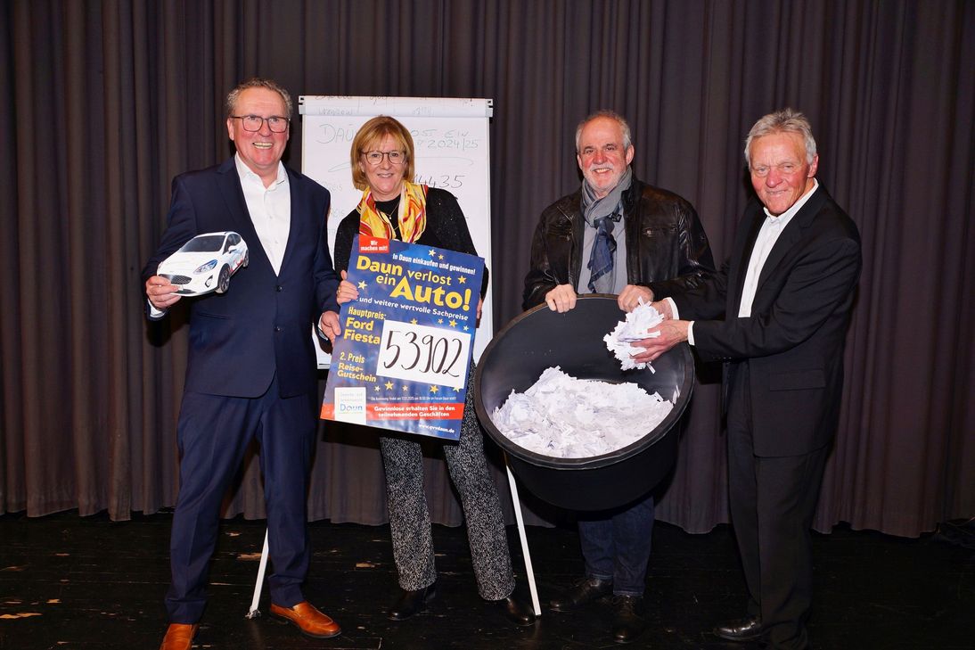 Mit Spannung im Forum Daun erwartet: Die Ziehung des Gewinnerloses für den Kleinwagen der Marke Ford.