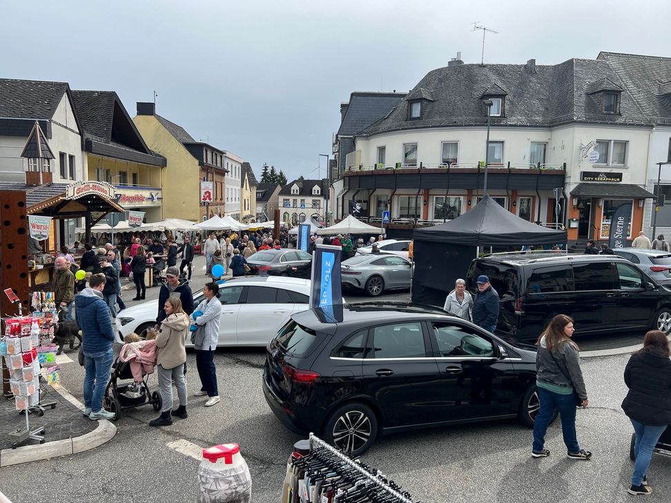 Zahlreiche Besucher genießen das bunte Treiben in der Innenstadt.