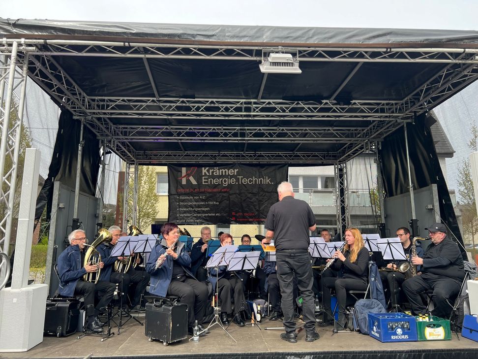 Zwischen Marktständen und Einkaufstrubel sorgt Musik für besondere Atmosphäre.