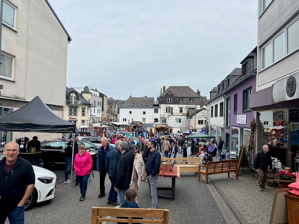 Gute Stimmung trotz Wolken: Besucher strömen zum Frühlingsfest in die Innenstadt.