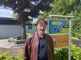 Lutzeraths Ortsbürgermeister Günter Welter (75) erhebt schwere Vorwürfe gegen Landrätin Anke Beilstein. Er befürchtet, dass der Schulstandort Lutzerath schrittweise aufgegeben werden soll.
