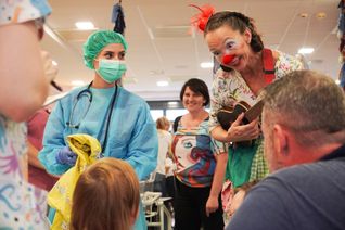 Im Krankenhaus gibt es vieles zu entdecken: Die Klinikclowns gaben gemeinsam mit den Mitarbeitenden des Klinikums Mutterhaus alles, um kleinen Patientinnen und Patienten die Angst vor dem ungewohnten Umfeld zu nehmen.