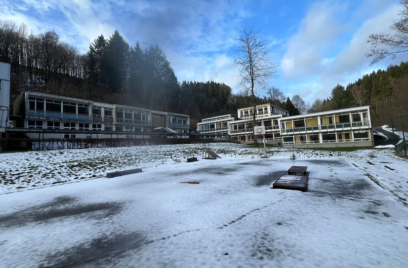 Haupt- und Realschule (im Bild zu sehen) in Monschau stehen - bildungstechnisch gesehen - leer. Das Ende von St. Ursula ist besiegelt. CDU, SPD und FDP des Stadtrates fordern daher wieder eine Realschule im Schulverband Nordeifel einzurichten - doch die Nachbarn zieren sich.