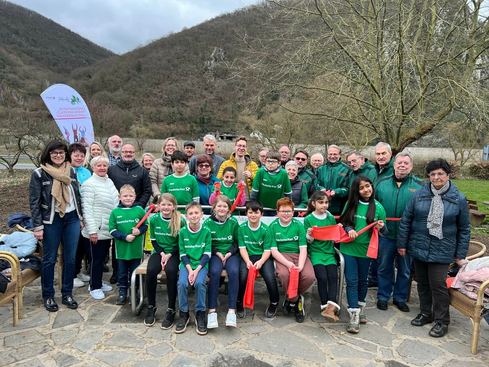 Zahlreiche Sportbegeisterte sind zur Einweihung der Fitness-Installationen erschienen.