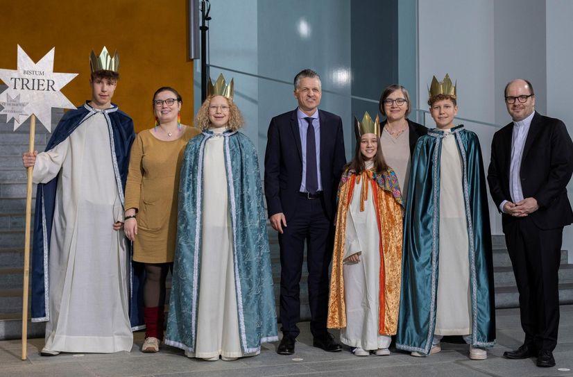 Die Sternsingerinnen und Sternsinger Lotta (10), Klara (10), Emil (13) und Paul (14) sowie Begleiterin Anna Berg aus der Gemeinde St. Hubertus in Hetzerath vertraten das Bistum Trier am Dienstagnachmittag beim Sternsingerempfang zur 68. Aktion Dreikönigssingen im Bundeskanzleramt. Zum Gruppenfoto mit Thorsten Frei, Chef des Bundeskanzleramts, stellten sie sich gemeinsam auf mit Pfarrer Dirk Bingener, Präsident des Kindermissionswerks ‚Die Sternsinger‘, und Daniela Hottenbacher, Bundesvorsitzende des Bundes der Deutschen Katholischen Jugend (BDKJ).