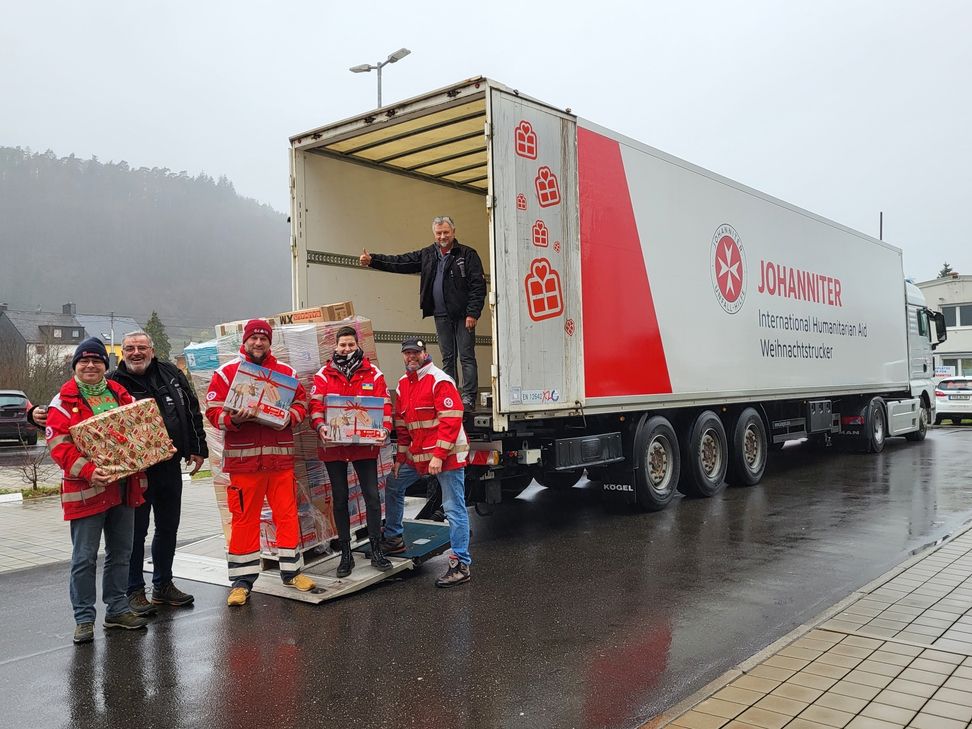 Mit diesem Weihnachtstruck fahren die ehrenamtlichen Fahrer für die Johanniter (in schwarzer Jacke) mit den mehr als neun Paletten voller Hilfspakete aus dem Trierer Regionalverband am zweiten Weihnachtsfeiertag zu Bedürftigen nach Albanien.