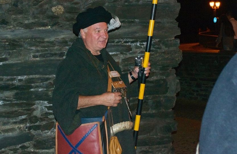 „Nachtwächter Hans Peter Kuhn in seinem traditionellen Gewand – ein charmanter Begleiter durch die historische Altstadt von Bernkastel-Kues.“