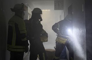 Dramatischer Anblick – zum Glück nur als Übung: Die Berufsfeuerwehr Trier bei ihrer Übung im ehemaligen Verwaltungsgebäude des Klinikums Mutterhaus.