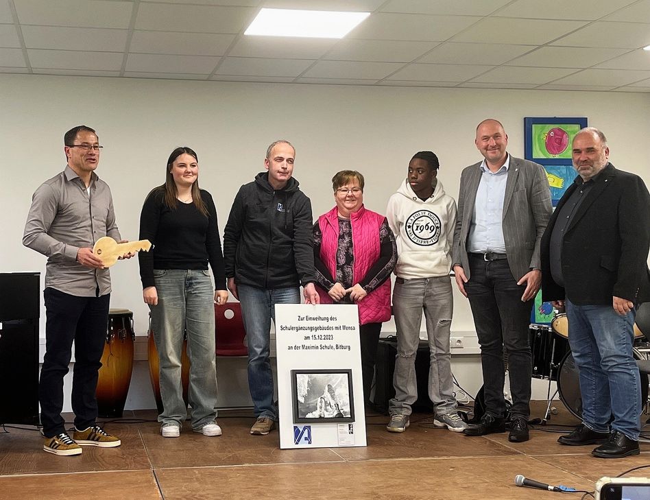 Architekt Matthias Dimmer überreicht Gemälde an die Schulgemeinschaft: v. links n. rechts Schulleiter Ferdinand Heib, Schülersprecherin Mia Barwinski, Matthias Dimmer, Schulelternsprecherin Gabi Maßem, Schülersprecher Samuel Bitutala, Landrat Andreas Kruppert, Schulaufsichtsbeamter Thomas Loy.