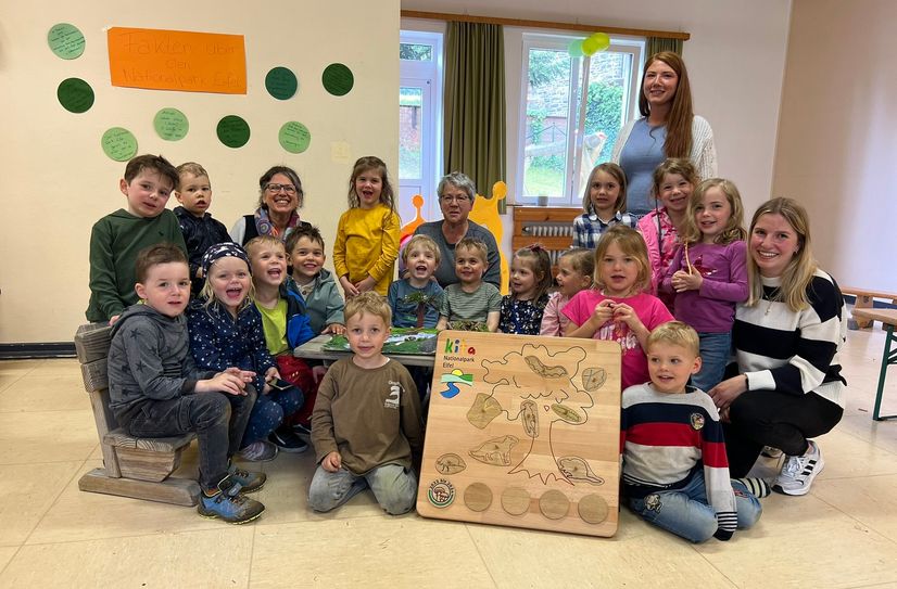 Freuen sich über die Ausflüge in die nahe Natur und die Zertifizierung als Nationalpark-Kita: Kinder und Erzieherinnen aus Dedenborn und Eicherscheid.