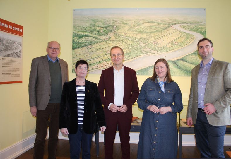 Sinzigs Bürgermeister Andreas Geron (Mitte) präsentierte Kulturministerin Katharina Binz (2.v.r.) gemeinsam mit Museumsleiterin Agnes Menacher (2.v.l.), Hardy Rehmann, Vorsitzender des Denkmalvereins (l.), sowie Gabriel Heeren, Archäologe (r.), die Ausstellungen des Sinziger Heimatmuseums.