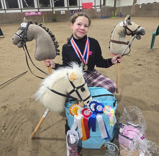 Curly-Sue Schaaf hat bei den Westdeutschen Meisterschaften im Hobby-Horsing kräftig abgeräumt. Nun will sie gemeinsam mit ihrer Mutter die Trendsportart in der Nordeifel etablieren.