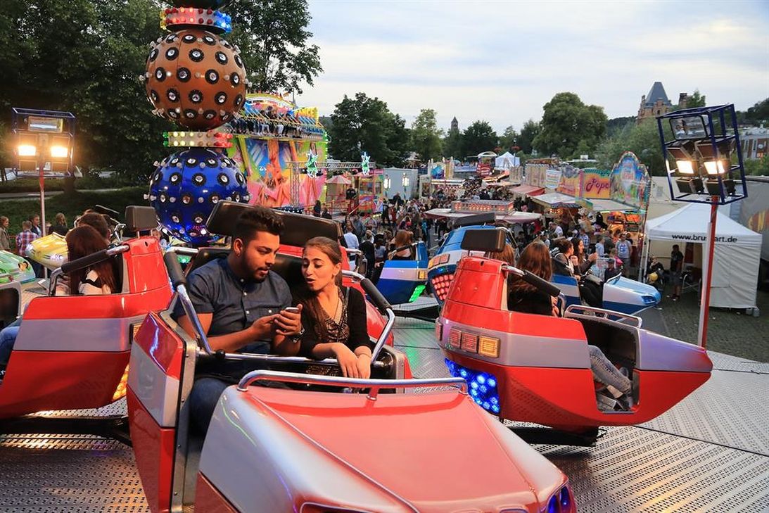 Die beste Aussicht auf den Rummel und die Stadt bietet zur St.-Anna-Kirmes das Riesenrad.