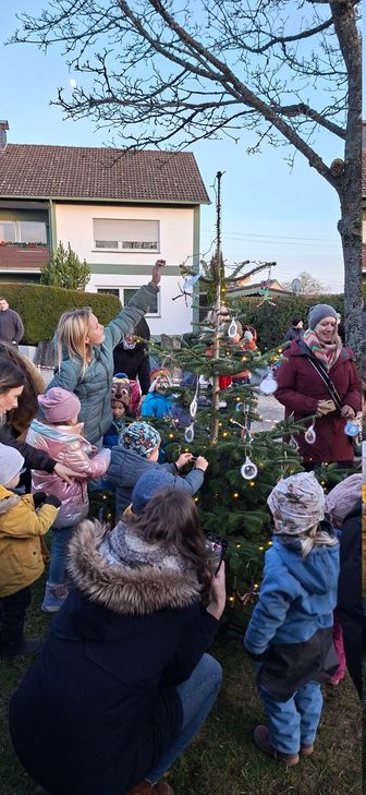 Die Kinder der KiTa Kürrenberg bei der Eröffnung des 1. Adventsfensters.