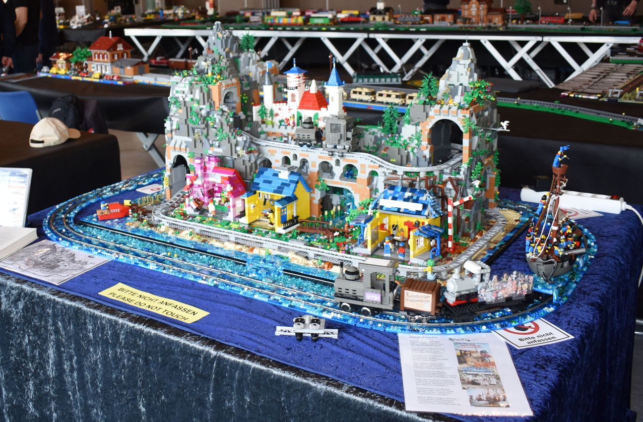 Mehr als 30 überregionale Aussteller zeigten Kreatives aus Klemmbau.