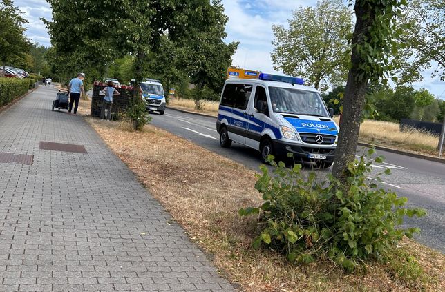Vorbereitung des Polizeiaufgebots an der Robert-Schuman-Allee.