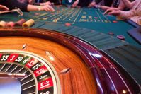 Im 21. Jahrhundert ist es nicht mehr nötig, ins Casino zu gehen, um an spannenden Glücksspielen teilzunehmen. Ein Handy mit Internetverbindung genügt vollkommen.