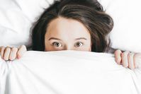Bild: Frauen haben es beim Schlafen offenbar deutlich schwerer als Männer – doch woran liegt das eigentlich? Quelle: @ Alexandra Gorn / Unsplash.com