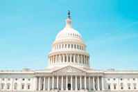 Abbildung 1: Das Capitol in Washington - neben der Präsidentschaftswahl finden auch die Wahl für Teile des Senats sowie des Repräsentantenhauses statt. Bildquelle: @ Claeb Perez / Unsplash.com