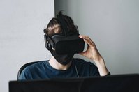 VR Gaming ist nur ein Bereich., der gerade immer beliebter wird. Bildquelle: @ Maxim Tolchinskiy / Unsplash.com