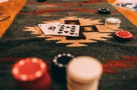 Klassische Spielbanken bieten ein besonderes Flair, doch Online Casinos haben viele andere Vorteile und holen auch in Sachen Atmosphäre auf. Bildquelle: @ JT / Unsplash.com 